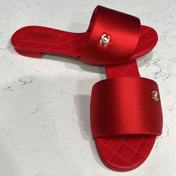 Brand new Chanel slides in red. Size 35 - Picture 3 of 7
